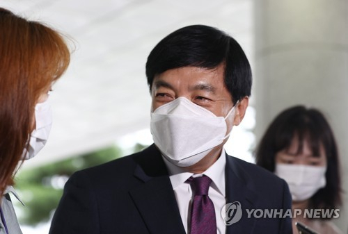 '김학의 불법출금 수사외압' 이성윤, 23일 첫 재판