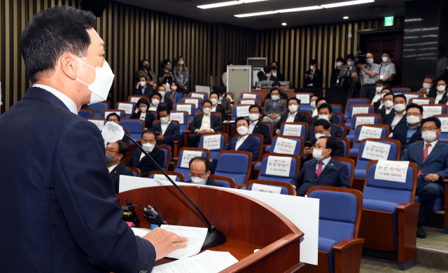 김기현(왼쪽) 국민의힘 원내대표가 지난 18일 국회에서 열린 국민의힘 의원총회에서 발언하고 있다. / 성형주 기자