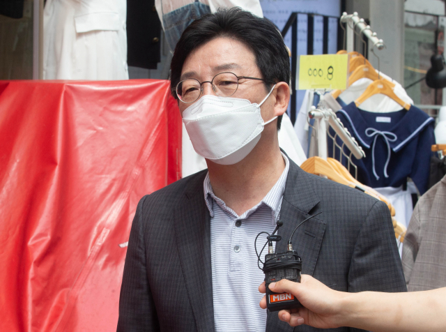 유승민 국민의힘 대선 예비 후보가 22일 서울 마포구 홍대 거리에서 취재진과 인터뷰를 하고 있다. / 성형주 기자