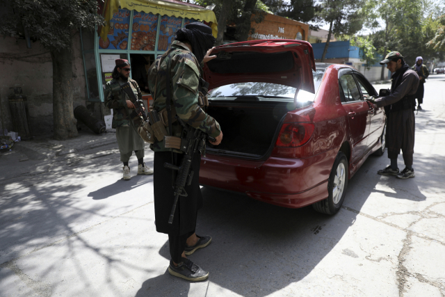 아프가니스탄을 재장악한 이슬람 무장조직 탈레반 대원들이 22일(현지시간) 수도 카불 시내 검문소에서 차량을 검문검색하고 있다. /AP연합뉴스