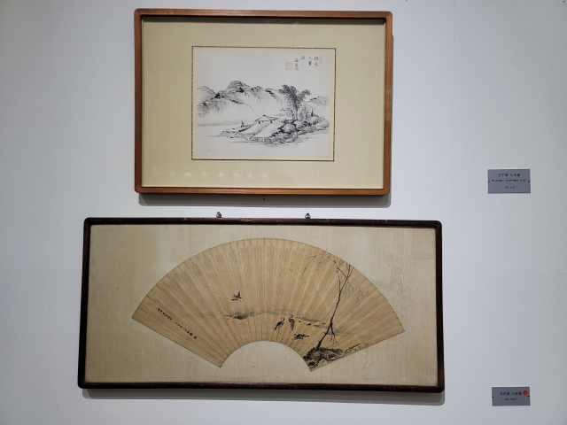 작자미상의 19세기 부채그림(아래)에는 후세의 감정가가 단원 김홍도의 작품이라 적어놓는 바람에 위작 딱지가 붙었다. 위쪽 그림은 정조의 사위 홍현주가 흠모하던 그림을 모방해 그린 것으로, 화제에도 ‘방’이라 적어두었다.