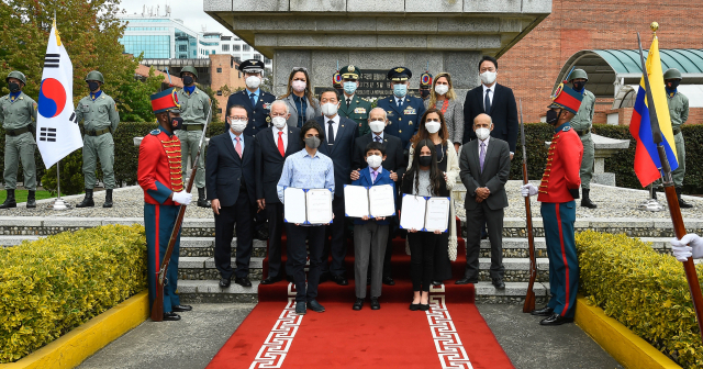 국가보훈처가 지난 5월 25일 콜롬비아 보고타에서 개최한 ‘한국전쟁 참전용사 후손 장학금 수여식’ 직후 콜롬비아 참전용사 장교회장 길예르모 로드리게스 구즈만(두번째줄 왼쪽 두번째)씨와 콜롬비아 참전협회장 알바로 로사노 차리(〃네번째)씨가 황기철 국가보훈처장(〃세번째)과 한국전기념비 앞에서 기념촬영을 하고 있다. /사진제공=국가보훈처