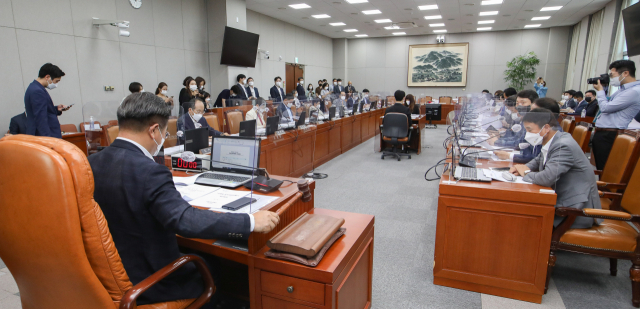 윤호중 국회 운영위원장이 17일 서울 여의도 국회에서 열린 운영위원회 전체회의에서 의사봉을 두드리고 있다./성형주 기자