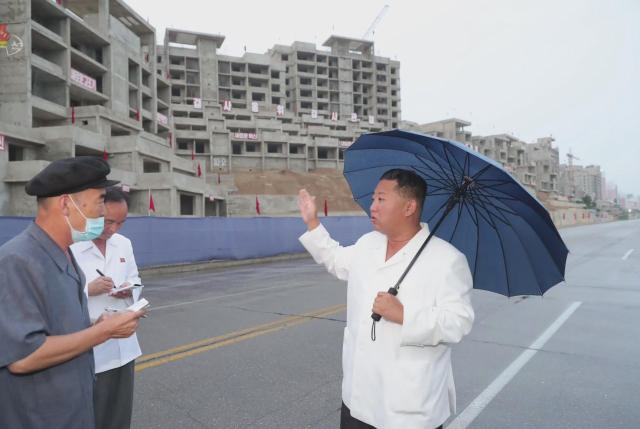 김정은 북한 국무위원장이 평양 도심 보통강 강변에 조성 중인 보통강 강안 다락식(테라스식) 주택구건설사업을 현지 지도했다고 조선중앙TV가 지난 21일 보도했다. /조선중앙TV 화면=연합뉴스