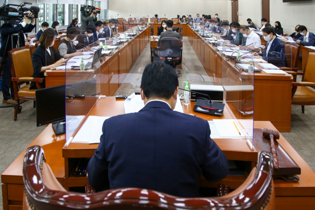 지난 6월 23일 국회 보건복지위원회에서 수술실 CCTV 설치와 관련된 의료기기법 일부개정안 등을 논의하는 법안소위가 열리고 있다./성형주기자