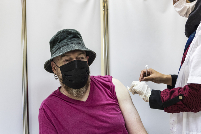 이스라엘 남부 라하트의 베두인 마을에서 16일(현지시간) 한 여성이 신종 코로나바이러스 감염증(코로나19) 3차 백신(부스터샷)을 맞고 있다. /AP연합뉴스