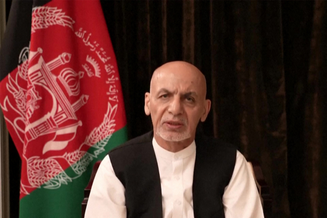 18일(현지시간) 아랍에미리트(UAE)에 체류 중인 아슈라프 가니(72) 아프가니스탄 대통령이 페이스북을 통해 대국민 연설을 하고 있다. /AFP연합뉴스