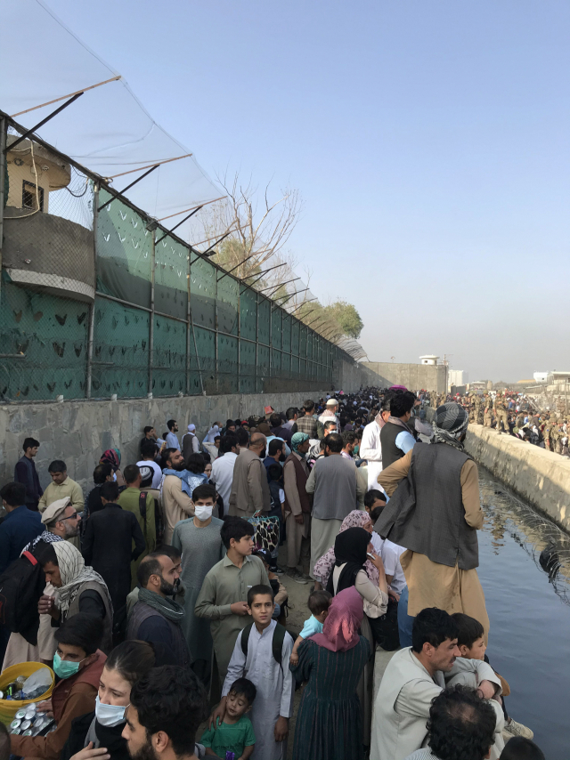 22일(현지시간) 아프가니스탄 수도 카불의 국제공항 출입문 부근에 철수 항공편 탑승을 희망하는 민간인들이 대거 모여 있다. /신화연합뉴스