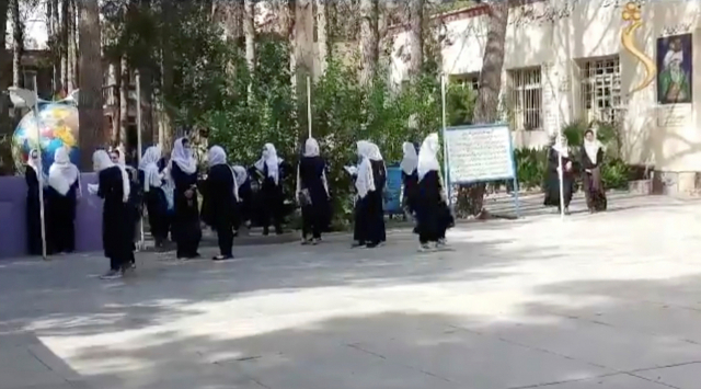 이슬람 무장세력 탈레반이 장악한 아프가니스탄 중서부 헤라트의 한 학교에서 18일(현지시간) 히잡을 쓰고 등교한 여학생들이 운동장을 걷고 있다. /로이터연합뉴스