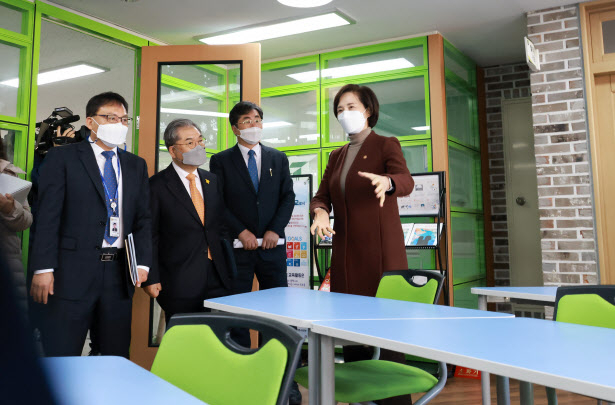 유은혜 부총리 겸 교육부 장관이 지난 2월 고교학점제 연구 학교인 경기도 구리 갈매고등학교 현장을 둘러보고 있다./연합뉴스