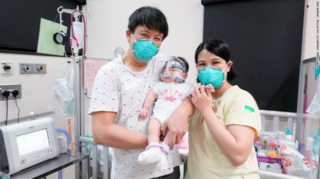 위 쑤안의 부모가 건강한 아이를 안고 기뻐하고 있다. /사진=CNN 캡쳐