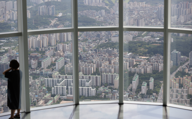 서울 송파구 롯데월드타워 전망대 서울스카이에서 바라본 서울 아파트 단지 모습. /연합뉴스