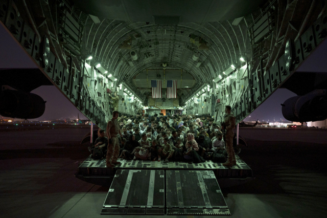 지난 21일(현지시간) 아프가니스탄 가불 공항의 미국 공군 C-17 수송기에 아프간 피란민들이 가득 타 있다. /AP연합뉴스