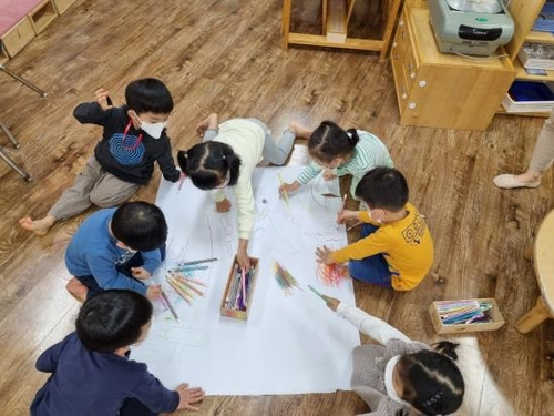 서울의 한 어린이집에서 원아들이 교구를 사용하고 있는 모습. /사진 제공=서울시