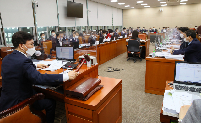 김민석 국회 보건복지위원장이 23일 서울 여의도 국회 보건복지위원회 전체회의에서 '수술실 CCTV 설치'와 관련한 의료법 일부개정안들을 가결하고 있다. /성형주 기자