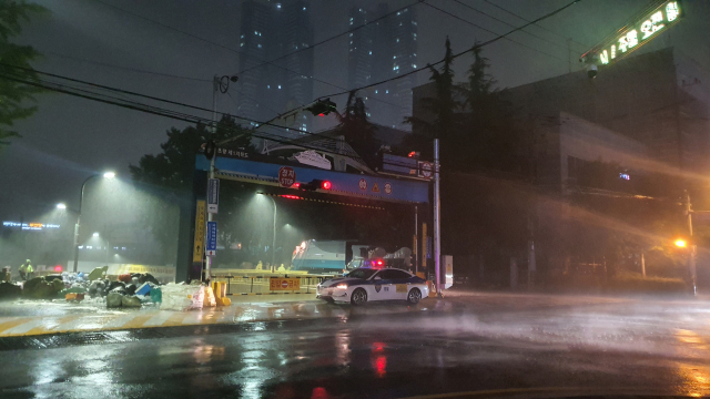 23일 오후 부산이 북상하는 제12호 태풍 오마이스의 영향권에 들어간 가운데 경찰이 동구 초량1지하차도를 통제하고 있다./사진제공=부산경찰청