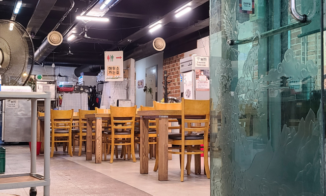 거리 두기 4단계 강화 조치로 오후 9시 영업 제한이 시작된 23일 서울 마포구의 한 음식점이 손님 없이 텅 비어 있다. /사진=강동헌 기자