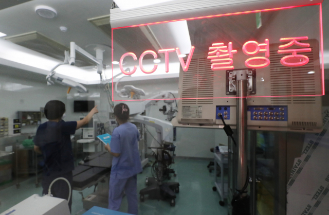 국회 보건복지위원회가 23일 법안소위를 열어 수술실 CCTV 설치 의무화 방안을 담은 의료법 개정안을 심의·의결했다. 개정안은 수술실 안에 외부 네트워크와 연결되지 않은 CCTV를 설치·운영하도록 하는 내용으로, 시행까지는 법안 공포 후 2년의 유예기간을 두기로 했다. 사진은 수술실 CCTV가 설치된 경기도 수원시 경기도의료원 수원병원의 수술실 모습./연합뉴스