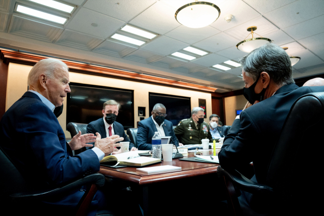 조 바이든(왼쪽) 미국 대통령이 22일(현지 시간) 백악관에서 토니 블링컨(오른쪽) 국무장관 등 국가안보팀과 아프가니스탄 사태에 대해 논의하고 있다./UPI연합뉴스
