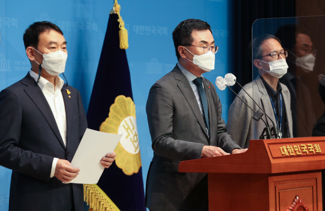 군 성범죄 '민간' 수사·재판 길 열린다…법사위 소위, 군사법원법 개정 합의