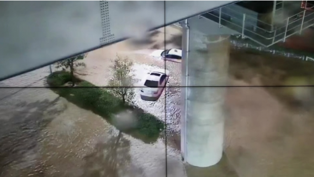 물에 잠긴 부산 도로에 차량들 '둥둥'…태풍 '오마이스' 몰고온 물폭탄에 피해 속출