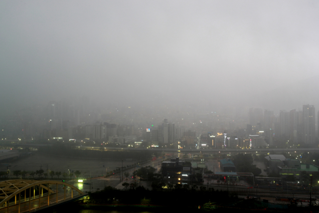 태풍 오마이스가 경남 고성에 상륙한 24일 밤 부산 일대에 천둥이 쳐 밝은 모습이다./연합뉴스
