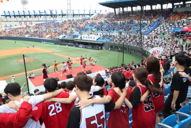 지난 2019년 9월 서울 양천구 목동야구장에서 열린 정기 고연전 야구 경기에서 고려대 학생들이 열띤 응원을 펼치고 있다./연합뉴스