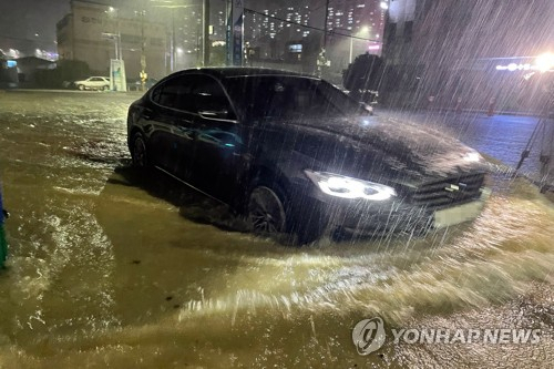 시간당 최고 100㎜ 물 폭탄…태풍 '오마이스' 침수 피해 속속