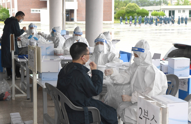 23일 경남 창원시 진해구 해군교육사령부에서 '제677기 해군병' 입영대상자들이 입대 전 코로나19 검사를 받고 있다./사진제공=해군