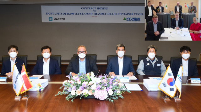 한국조선해양과 머스크 관계자들이 온라인으로 메탄올 추진 초대형 컨테이너선 8척에 대한 건조 계약을 체결하고 있다./사진 제공=한국조선해양