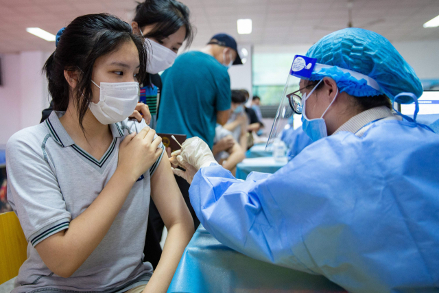 중국 동부 장쑤성의 난징에서 지난 21일 고교생들이 자국산 시노백 신종 코로나바이러스 감염증(코로나19) 백신을 맞고 있다. /AFP연합뉴스