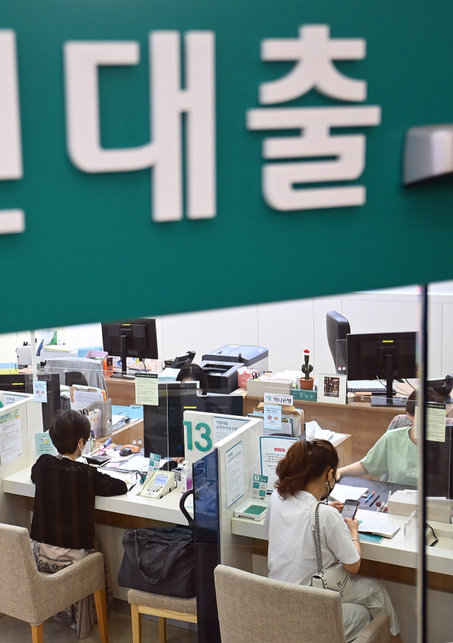 시중은행에 이어 보험사도 가계 대출 조이기에 나선다. 사진은 서울 시내 한 은행 대출 창구의 모습. /오승현 기자