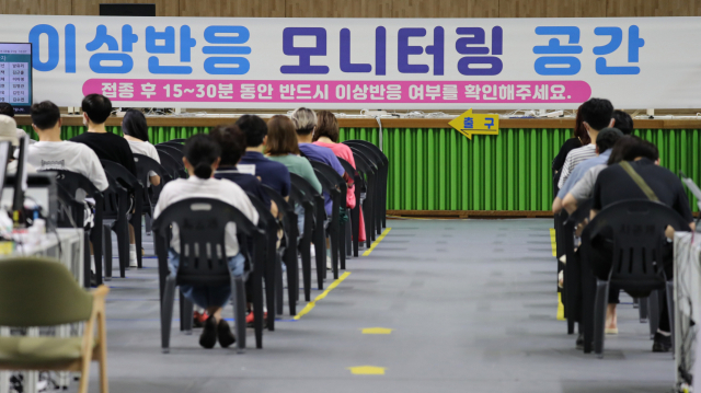 지난 23일 예방접종이 계속되고 있는 서울시 동작구 사당종합체육관에 마련된 코로나19 예방접종센터에서 접종을 받은 시민들이 모니터링 공간에서 대기하고 있다. /연합뉴스