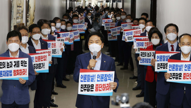 국민의힘 김기현 원내대표가 24일 서울 여의도 국회 법사위 회의실 앞에서 열린 '거대여당의 입법독재, 의회횡포 규탄대회'에서 여당의 언론중재법 강행을 규탄하는 발언을 하고 있다./성형주 기자