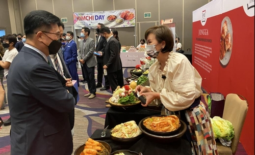 23일(현지 시간) 미국 캘리포니아주의 주도 새크라멘토에서 열린 김치 홍보 행사에서 한 관계자가 방문객에게 김치에 대해 설명하고 있다. /사진 제공=한국농수산식품유통공사 LA지사