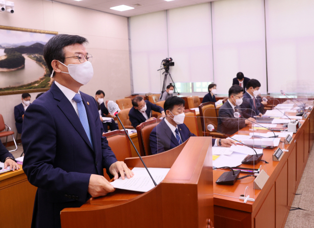 문성혁 해양수산부 장관이 24일 서울 여의도 국회에서 열린 농림축산식품해양수산위원회 전체회의에서 업무보고를 하고 있다. /연합뉴스