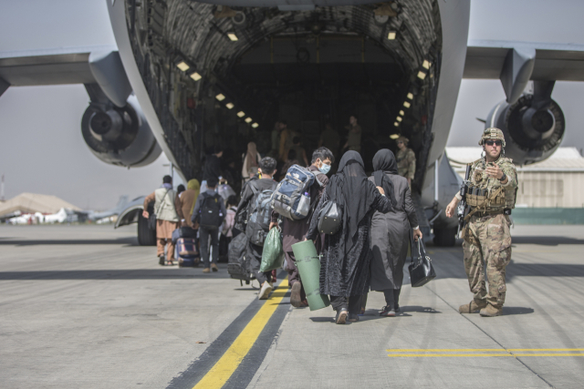 이슬람 무장 조직 탈레반이 장악한 아프가니스탄 수도 카불의 하미드 카르자이 국제공항에서 23일(현지 시간) 국외로 탈출하려는 아프간인들이 미 공군의 C-17 수송기에 탑승하고 있다. /사진 제공=미 해병대