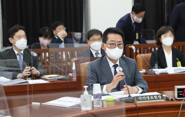 정보위원회 전체회의가 24일 오후 서울 여의도 국회에서 박지원 국가정보원장이 출석한 가운데 열리고 있다./성형주 기자