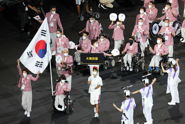 24일 오후 일본 도쿄 신주쿠의 국립경기장(올림픽 스타디움)에서 열린 2020 도쿄 패럴림픽 개회식에서 대한민국 선수단이 입장하고 있다. 기수는 최예진(보치아)과 그의 경기 파트너인 어머니 문우영씨가 맡고 있다./연합뉴스