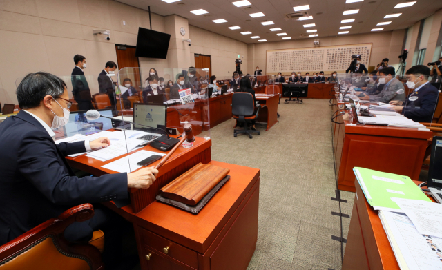 법제사법위원장 직무대리인 박주민 더불어민주당 의원이 24일 국회에서 법사위 전체회의를 개의하기 위해 의사봉을 두드리고 있다. / 성형주 기자