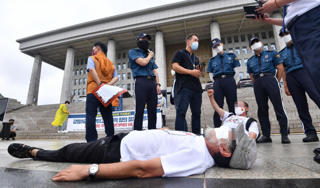 24일 오후 서울 여의도 국회에서 진행된 정의당-언론현업4단체 기자회견에서 언론중재법을 찬성하는 시민들이 경찰들과 충돌하고 있다./성형주기자