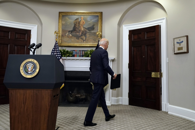 조 바이든 미국 대통령이 24일(현지시간) 워싱턴DC 백악관에서 아프가니스탄 철수 계획에 대해 언급한 뒤 발표장인 루즈벨트룸을 빠져나가고 있다. /UPI