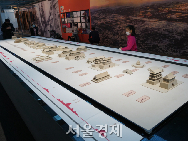 중국 베이징의 수도박물관에 전시된 중축선 건축물 모형을 한 아이가 살펴보고 있다. (오른쪽부터)영정문에서 고루·종루까지 미니어처로 제작돼 있다. /최수문기자