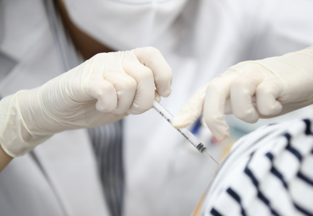 21일 한 코로나19 백신 접종센터에서 의료진이 백신 접종을 하고 있다. / 연합뉴스