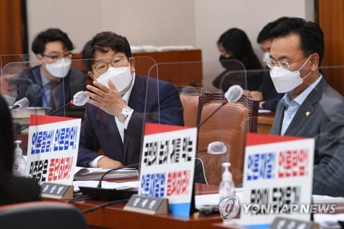 국민의힘 권성동 의원이 24일 서울 여의도 국회 법제사법위원회 전체회의에서 박범계 법무부 장관에게 질의하고 있다./성형주기자