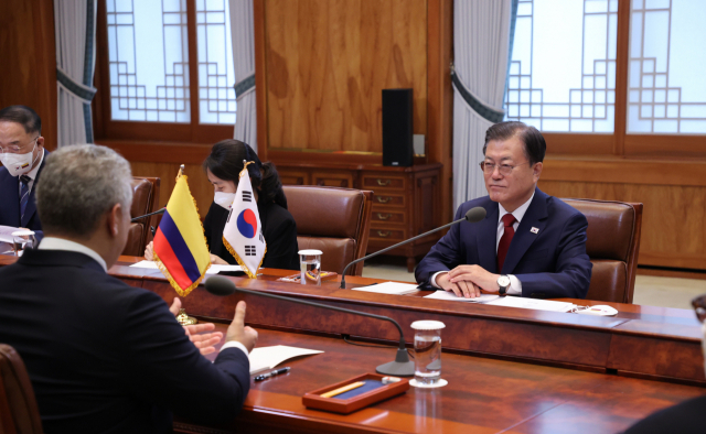 문재인 대통령이 25일 청와대에서 열린 한-콜롬비아 정상회담에서 이반 두케 콜롬비아 대통령의 인사말을 듣고 있다. /연합뉴스