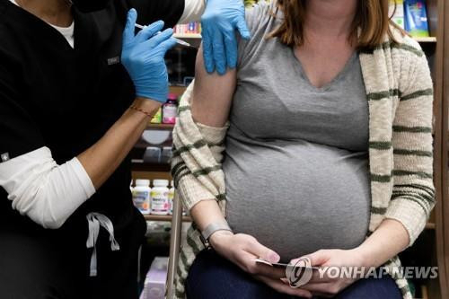 미국의 한 임신부가 코로나19 백신을 맞고 있다./로이터연합뉴스