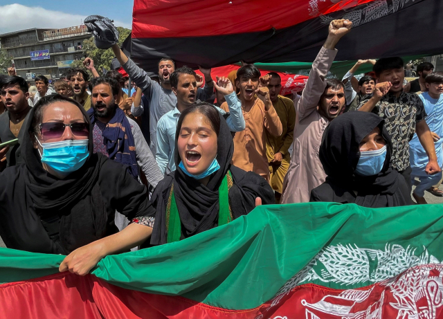 아프가니스탄의 독립기념일인 지난 19일(현지시간) 수도 카불에서 여성들이 국기를 들고 시위대를 이끌고 있다. /로이터연합뉴스