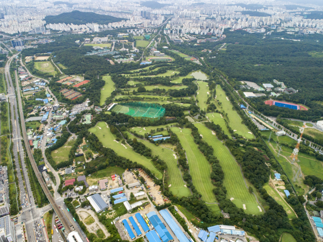 정부는 25일 부동산관계장관회의에서 태릉골프장과 과천정부청사 부지 관련 주택공급 방안을 확정해 발표했다. 지난 8월 13일 촬영한 태릉골프장 모습. /연합뉴스