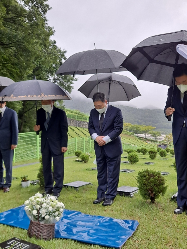 김오수 검찰총장이 25일 부산고검·지검을 방문한 뒤 상관의 폭행 등 괴롭힘에 시달리다 숨진 고(故) 김홍영 검사의 묘소를 참배하고 있다./연합뉴스